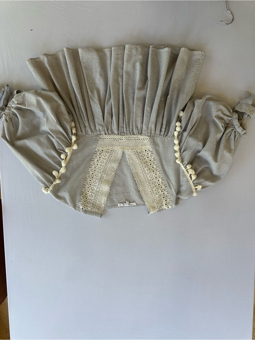 Light Gray Lace-Trim Peasant Blouse w/ pompom trim puff tie sleeve Size Medium - Picture 11 of 13